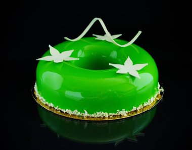 Çikolata glyassazhem kaplı modern pasta..