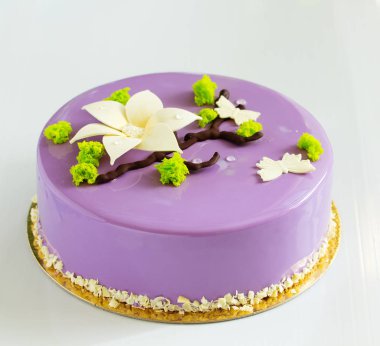 Çikolata glyassazhem kaplı modern pasta..