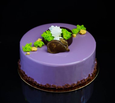 Çikolata glyassazhem kaplı modern pasta..