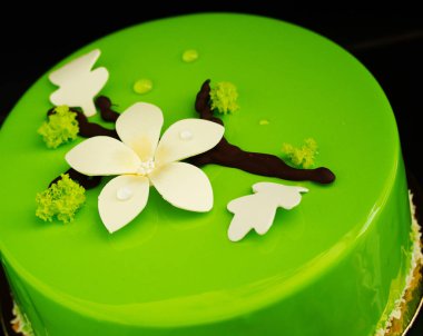 Çikolata glyassazhem kaplı modern pasta..