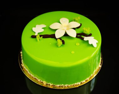 Çikolata glyassazhem kaplı modern pasta..