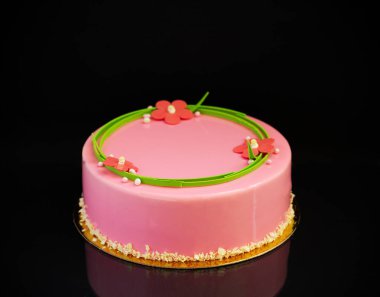 Çikolata glyassazhem kaplı modern pasta..