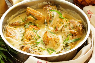 Tarhun balıklı sotelenmiş tavuk..