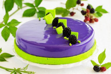 Lezzetli böğürtlen ve çikolatalı kek aynanın içinde.