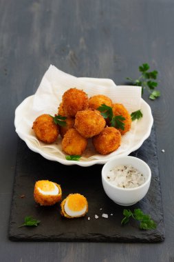 Bıldırcın yumurtası, derin kızarmış beyaz sos ile.