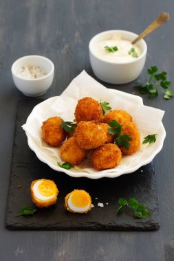 Bıldırcın yumurtası, derin kızarmış beyaz sos ile.