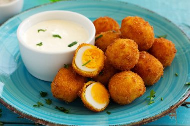 Bıldırcın yumurtası, derin kızarmış beyaz sos ile.