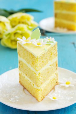 Limon sünger kek bir plaka üzerinde bir parça.