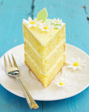 Limon sünger kek bir plaka üzerinde bir parça.