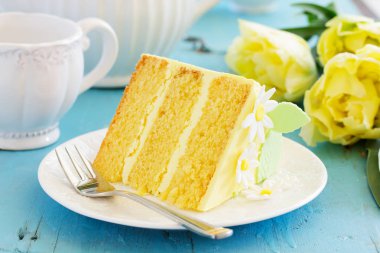 Limon sünger kek bir plaka üzerinde bir parça.