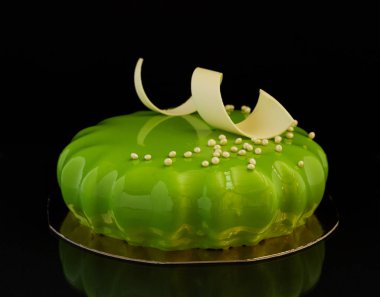 Çikolata glyassazhem kaplı modern pasta..