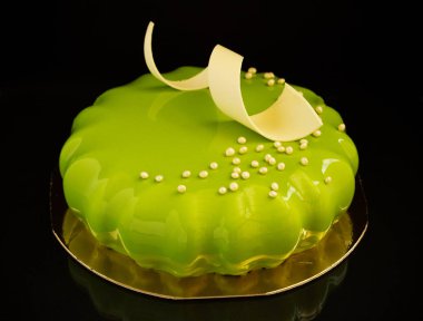 Çikolata glyassazhem kaplı modern pasta..