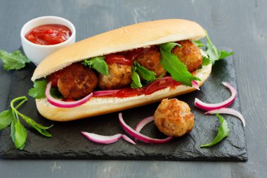 Domates soslu hamburger ekmeği içinde eğe ev yapımı köfte.