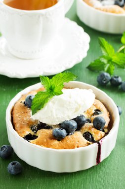 Yaban mersini ile yaz Clafoutis pasta.