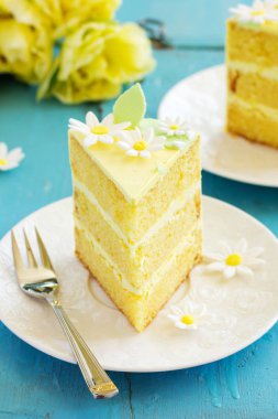 Limon sünger kek bir plaka üzerinde bir parça.