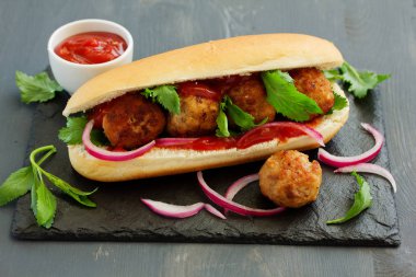 Domates soslu hamburger ekmeği içinde eğe ev yapımı köfte.