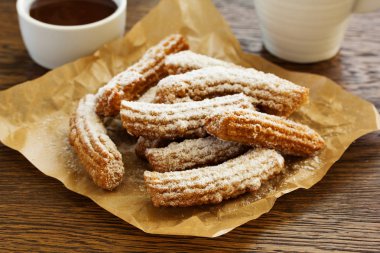 Churros sıcak çikolata ve pudra şekeri ile.