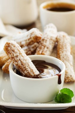 Churros sıcak çikolata ve pudra şekeri ile.
