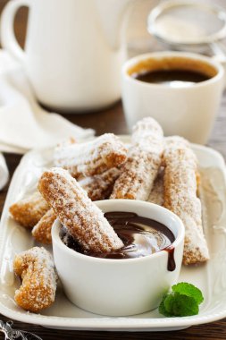 Churros sıcak çikolata ve pudra şekeri ile.