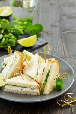 Salatalık ve krem peynirli vejetaryen sandviç..