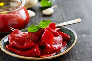 Izgarada pişmiş kırmızı biber.