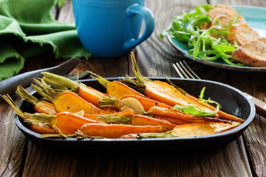 Kızarmış havuç ve baharat..