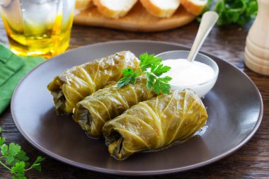 et ve pilav ile lahana dolması.