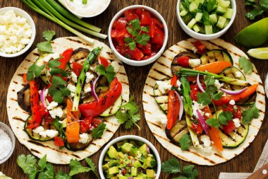 Vejetaryen meze tacos ızgara sebzeler ve salsa ile.