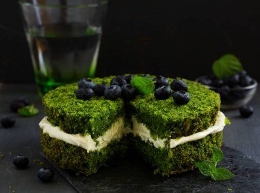 Ispanak ve tereyağı krema ile güzel yeşil pasta. Türk mutfağı.