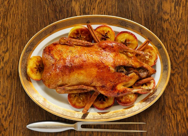 Neşeli Noel ördek pişmiş elma ve incir ile.