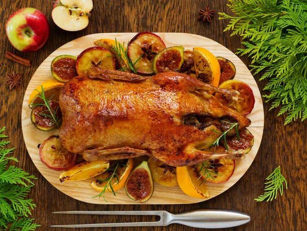 Neşeli Noel ördek pişmiş elma ve incir ile.
