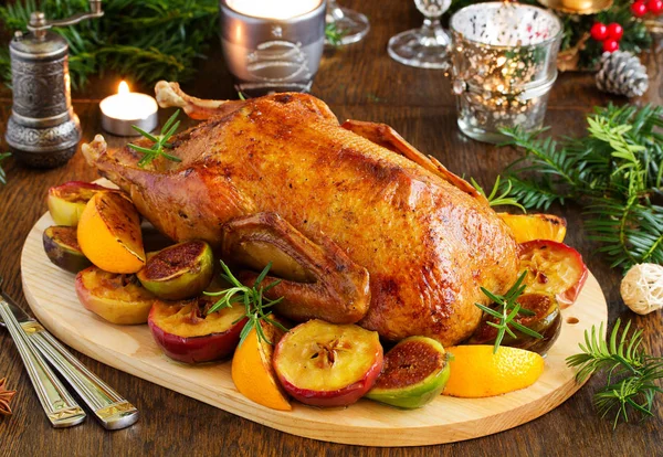 Neşeli Noel ördek pişmiş elma ve incir ile.