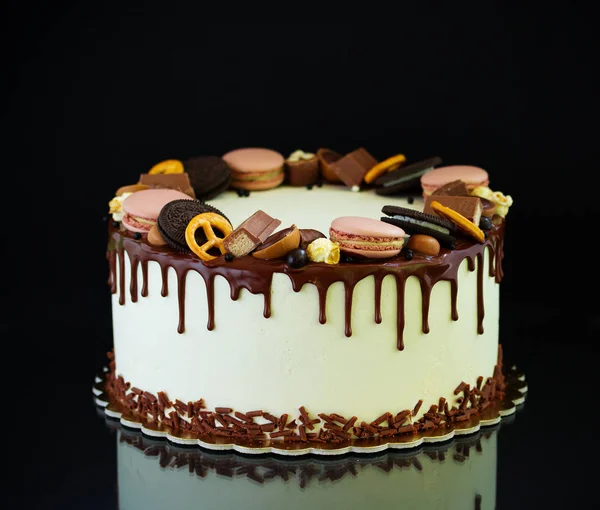 Doğum günü pastası makarons, lokum ve şekerleme ile dekore edilmiş.