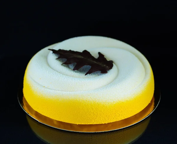 Elegante Pastel Exótico Con Coco Maracuyá Mangos Plátanos Cubierto Con — Foto de Stock