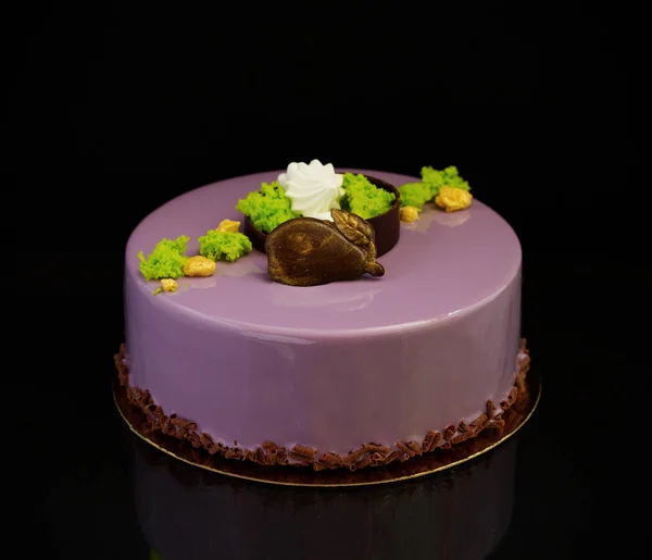 チョコレートグリアサムで覆われたモダンなケーキ — ストック写真