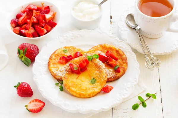 Kwark Pannenkoeken Cheese Cake Met Aardbeien Slagroom — Stockfoto