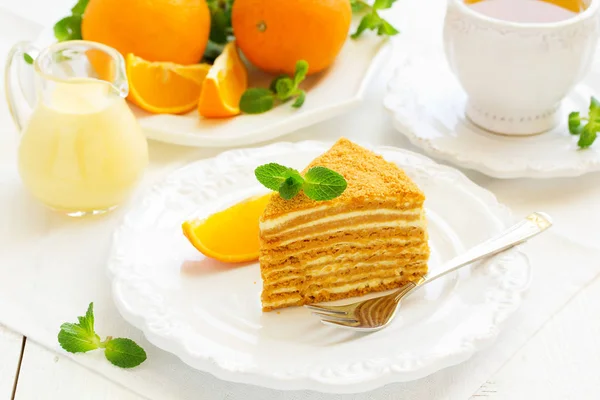 Bolo Mel Caseiro Com Creme Laranja Prato Branco — Fotografia de Stock