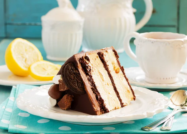 Bolo Caseiro Com Chocolate Amendoim Caramelo Decorado Com Doces Marshmallows — Fotografia de Stock