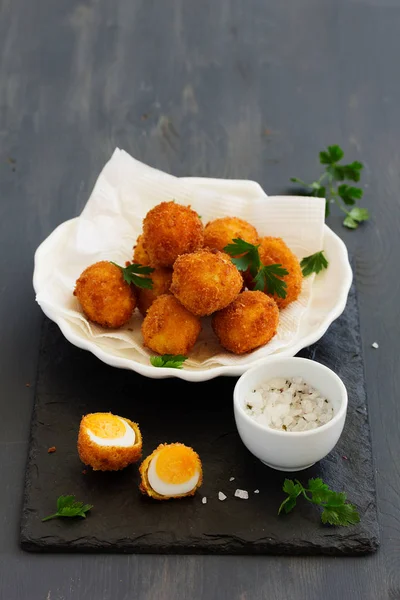 Bıldırcın yumurtası, derin kızarmış beyaz sos ile.