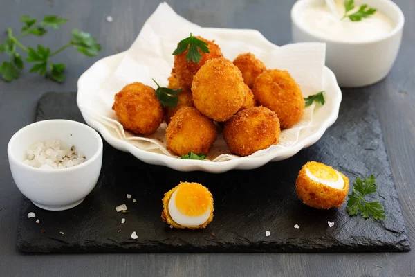 Bıldırcın yumurtası, derin kızarmış beyaz sos ile.