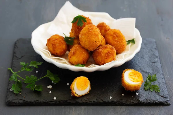 Bıldırcın yumurtası, derin kızarmış beyaz sos ile.