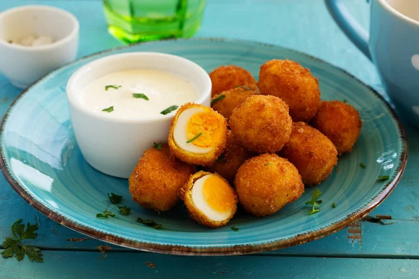 Bıldırcın yumurtası, derin kızarmış beyaz sos ile.