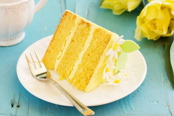 Limon sünger kek bir plaka üzerinde bir parça.