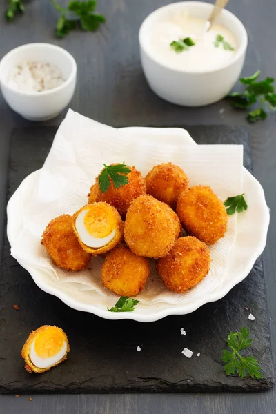 Bıldırcın yumurtası, derin kızarmış beyaz sos ile.