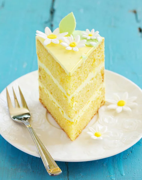 Limon sünger kek bir plaka üzerinde bir parça.