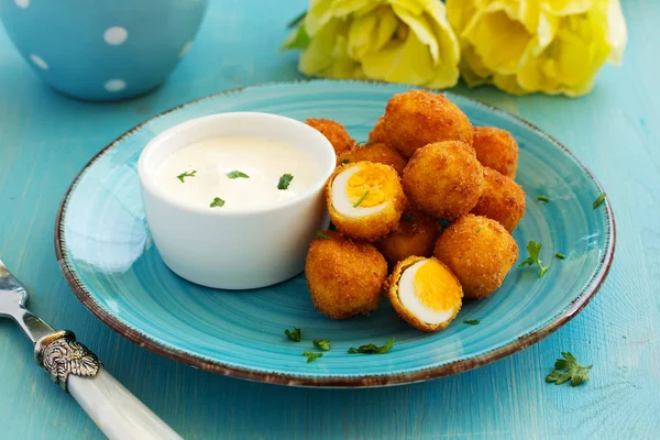 Bıldırcın yumurtası, derin kızarmış beyaz sos ile.