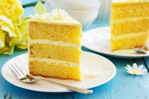 Limon sünger kek bir plaka üzerinde bir parça.