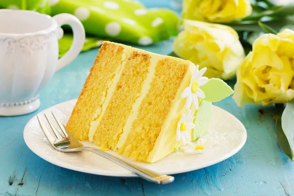 Ein Stück Zitronen Biskuitkuchen Auf Einem Teller — Stockfoto