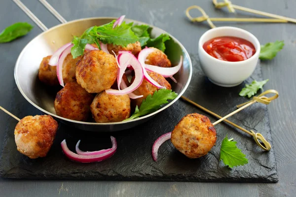 Zelfgemaakte Gehaktballen Met Tomatensaus Salade — Stockfoto