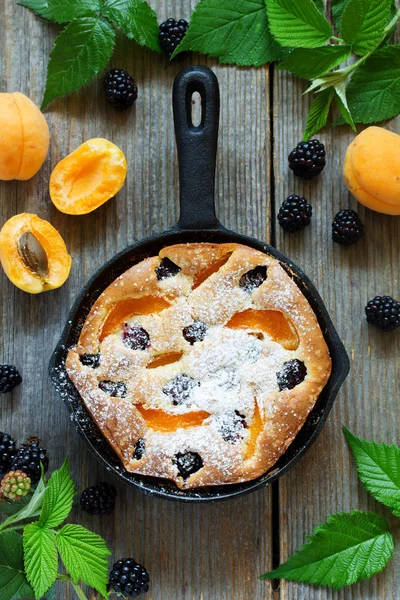 Summer Cake Clafoutis Blackberries Apricots — Stock Photo, Image